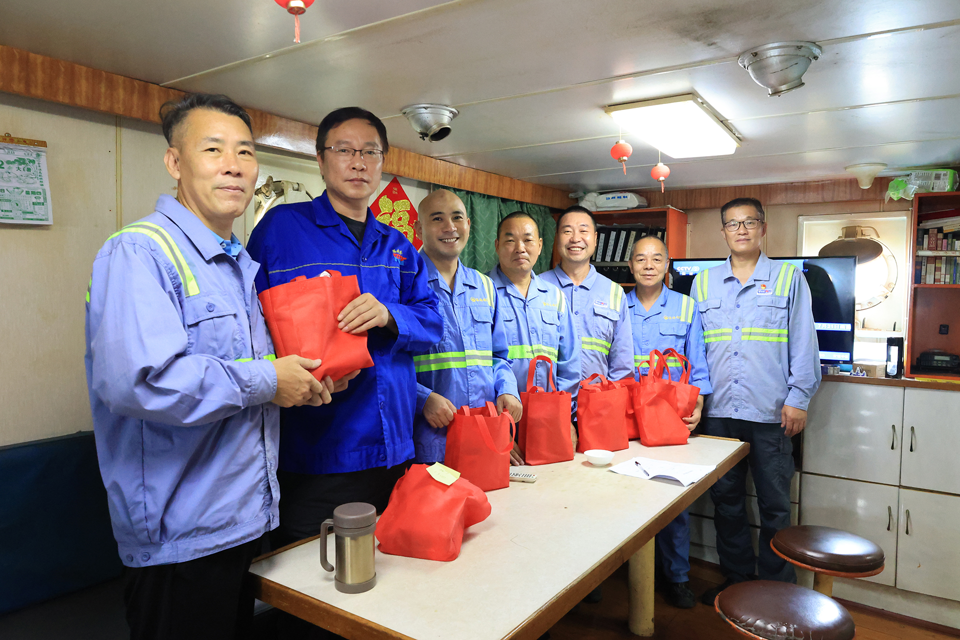 港服公司开展“夏送清凉”高温慰问活动