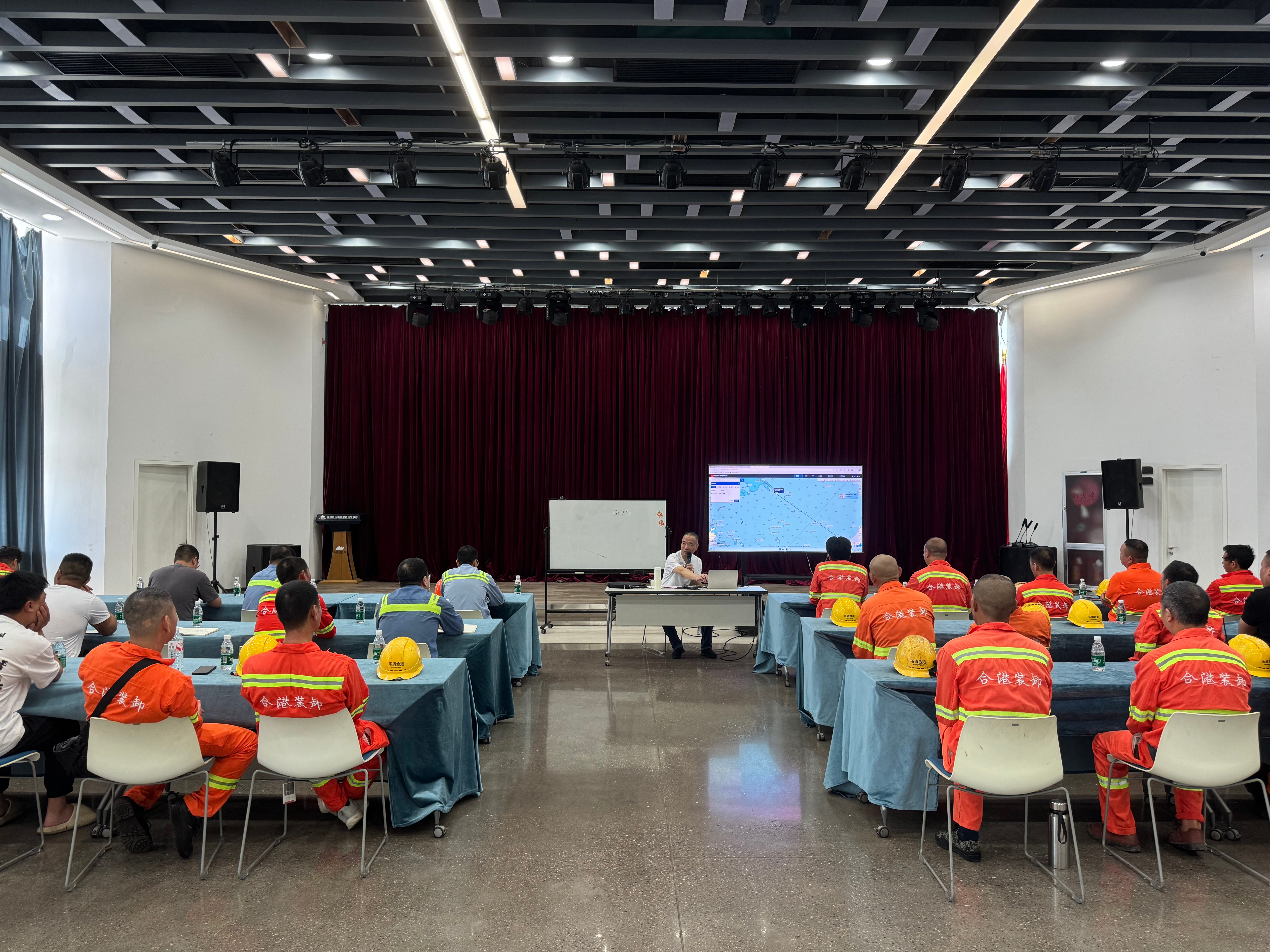 护航靠离泊作业 精准提升清静治理