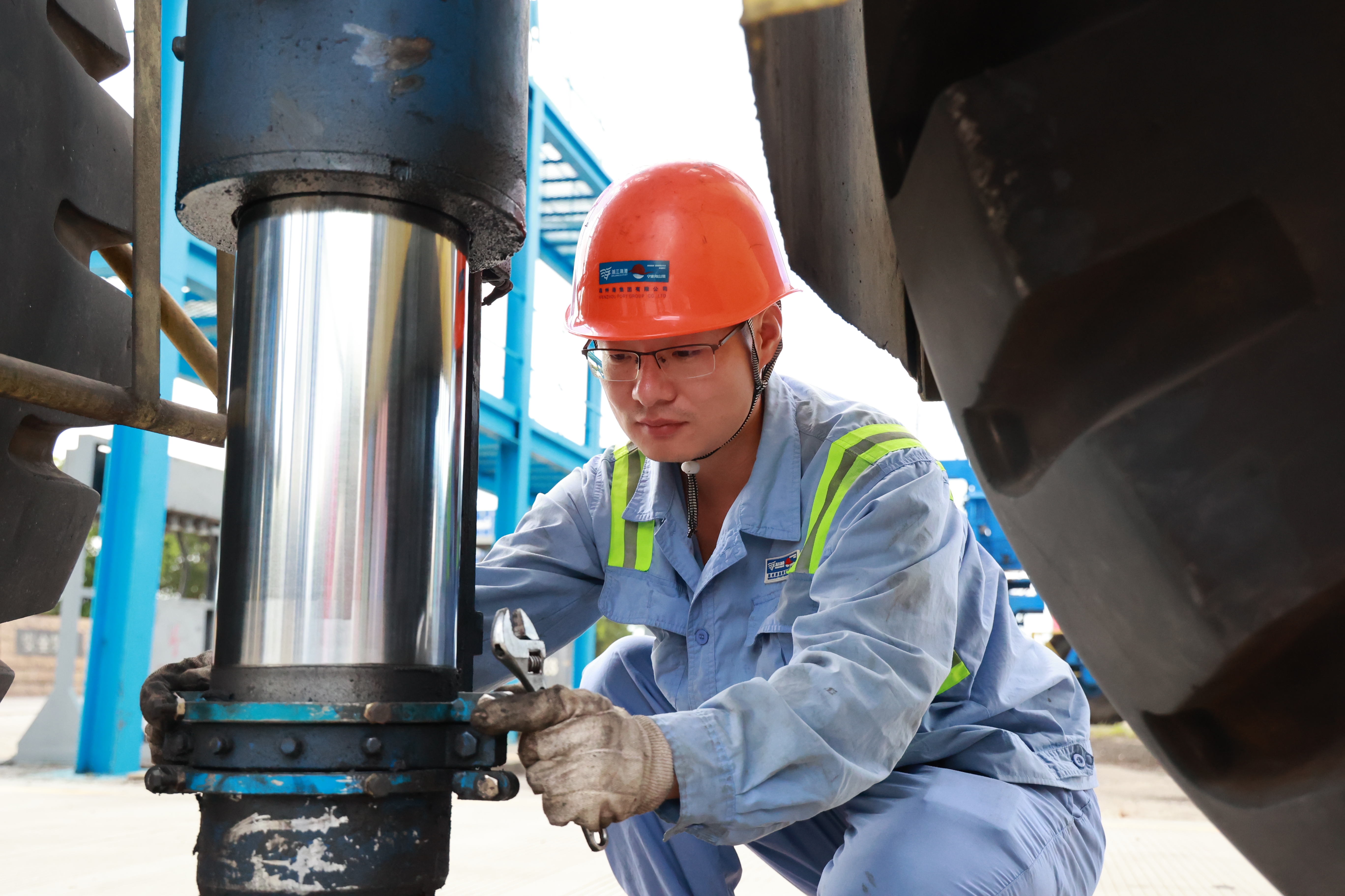 蓝海立异事情室：“小圆环”解决“浩劫题”，，，，龙门吊顶升机构限位刷新显效果